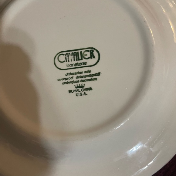 Beautiful plates royal china - Picture 3 of 4